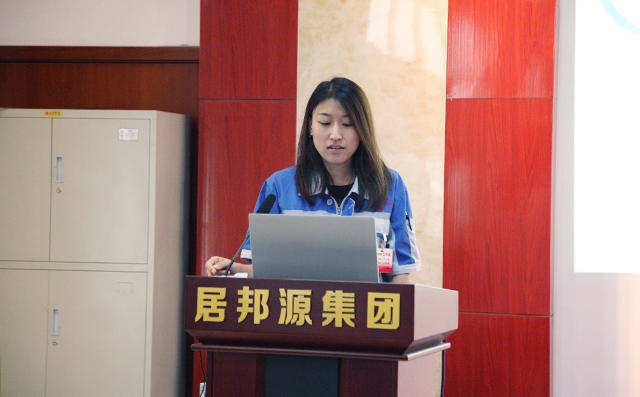 營(yíng)銷(xiāo)部總監(jiān)盧玉麗對(duì)公司上半年工作進(jìn)行總結(jié)分析經(jīng)驗(yàn)教訓(xùn)、對(duì)下半年落實(shí)發(fā)展戰(zhàn)略的具體目標(biāo)進(jìn)行匯總。 營(yíng)銷(xiāo)部總監(jiān)盧玉麗對(duì)公司上半年工作進(jìn)行總結(jié)分析經(jīng)驗(yàn)教訓(xùn)、對(duì)下半年落實(shí)發(fā)展戰(zhàn)略的具體目標(biāo)進(jìn)行匯總。