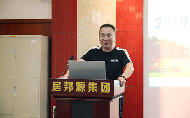 業(yè)務(wù)經(jīng)理代表李志江分享了自身多年的銷(xiāo)售經(jīng)驗(yàn)以及對(duì)公司未來(lái)的展望。 業(yè)務(wù)經(jīng)理代表李志江分享了自身多年的銷(xiāo)售經(jīng)驗(yàn)以及對(duì)公司未來(lái)的展望。