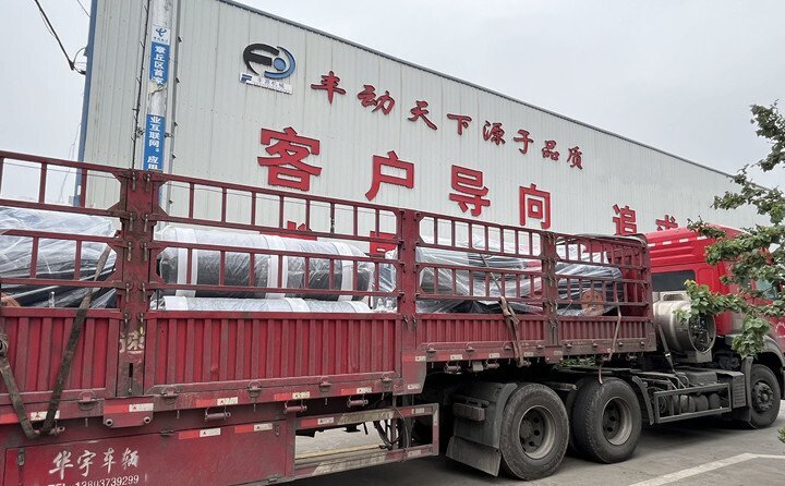 負責發(fā)貨的同事核實好產品名稱、規(guī)格和數量，進行了嚴格把關，與貨運公司核對好物流信息。大家通力協(xié)作，有條不絮地將風機穩(wěn)穩(wěn)地裝在大貨車上，確保運輸過程中貨物穩(wěn)定安全。