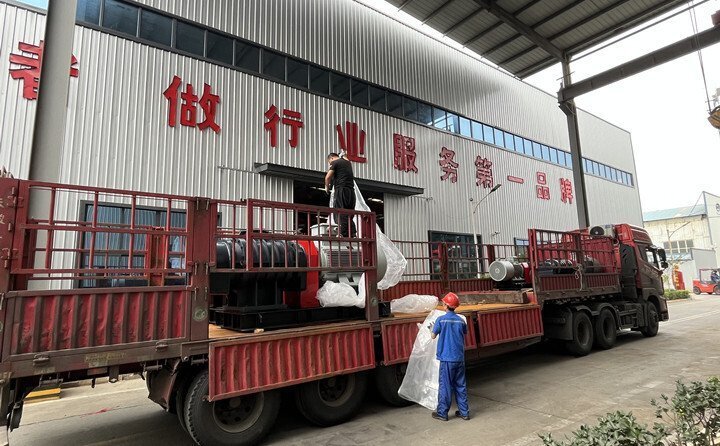 負責發(fā)貨的同事核實好產品名稱、規(guī)格和數量，進行了嚴格把關，與貨運公司核對好物流信息。大家通力協(xié)作，有條不絮地將風機穩(wěn)穩(wěn)地裝在大貨車上，確保運輸過程中貨物穩(wěn)定安全。