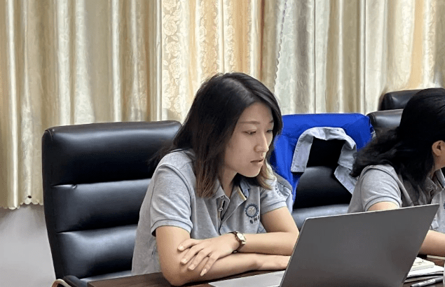 風(fēng)雨同舟2023年已經(jīng)走過了春夏，回望過去我們在挫折中不斷成長，在磨練中不斷進步。國慶的假期仿佛還未走完，多數(shù)人還沉浸在休閑的時光，豐源已經(jīng)開始了新的征程。2023年10月6日，章丘豐源機械組織優(yōu)秀業(yè)務(wù)代表開展十一銷售座談會。本次會議與以往不同，更多的是分享，是學(xué)習(xí)。 會議紀律宣導(dǎo)完畢之后，由營銷部長盧玉麗做豐源營銷部報告，對2023年前三季度的銷售狀況進行總結(jié)分析。 作為豐源銷售員，我們的與眾不同之處除擁有專業(yè)的業(yè)務(wù)技能外，還需德才兼?zhèn)洹ＸS源優(yōu)秀業(yè)務(wù)代表與大家分享了自己1-9月份的業(yè)務(wù)開發(fā)心得，并對四季度工作開展進行規(guī)劃。 大家一起對行業(yè)案例進行分析，討論行業(yè)開發(fā)的策略，旨在深入了解客戶需求后，給不同行業(yè)客戶提供專業(yè)解決方案，與客戶一起成長。 孫寧波總經(jīng)理為簽單、回款銷售冠軍進行頒獎 營銷部長盧玉麗公布10-12月份激勵政策 孫寧波總經(jīng)理最后講到，活到老學(xué)到老，學(xué)到老干到老。學(xué)習(xí)的時間總是短暫，但我們不曾缺少機會。鼓勵大家用知識的力量武裝自己，轉(zhuǎn)變思想觀念，輕裝上陣，努力完成全年公司目標。